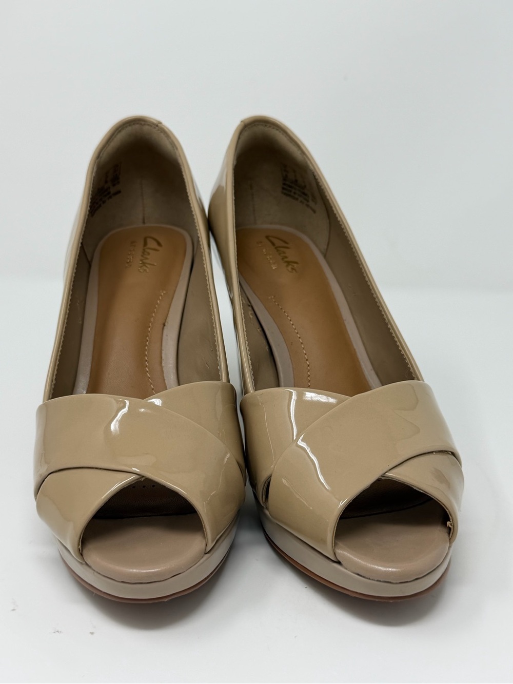 Clarks Women's Jenness Cloud Dress Pumps Nude Patent Leather Peep Toe Size 6M